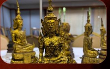 ผู้เข้าพักชมงานพุทธศิลป์