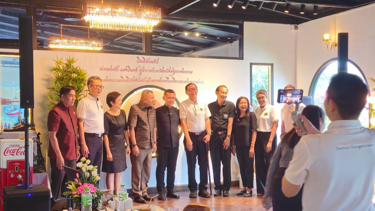 แขกนั่งพูดคุยกันในร้าน